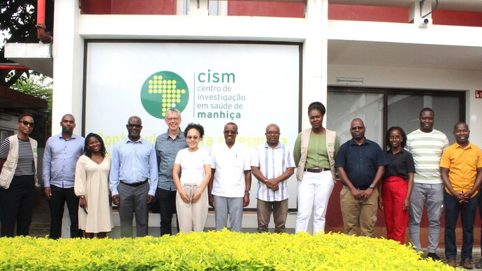 MMV’s Timothy Wells visits CISM researchers in Mozambique to discuss lessons and advances in malaria 